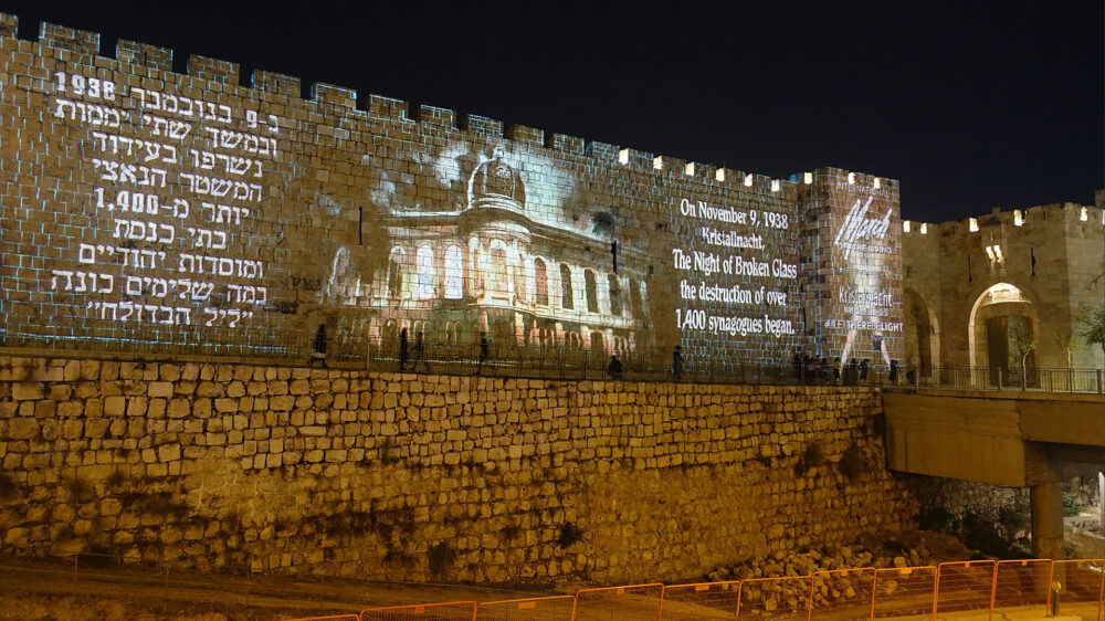 Auf der Altstadtmauer waren auch Bilder von brennenden Synagogen zu sehen