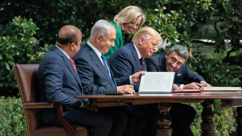 Die Unterzeichner der Normalisierungsabkommen scheinen bestens gelaunt: (v.l.) Raschid al-Sajani, Netanjahu, Trump und Sajed al-Nahjan