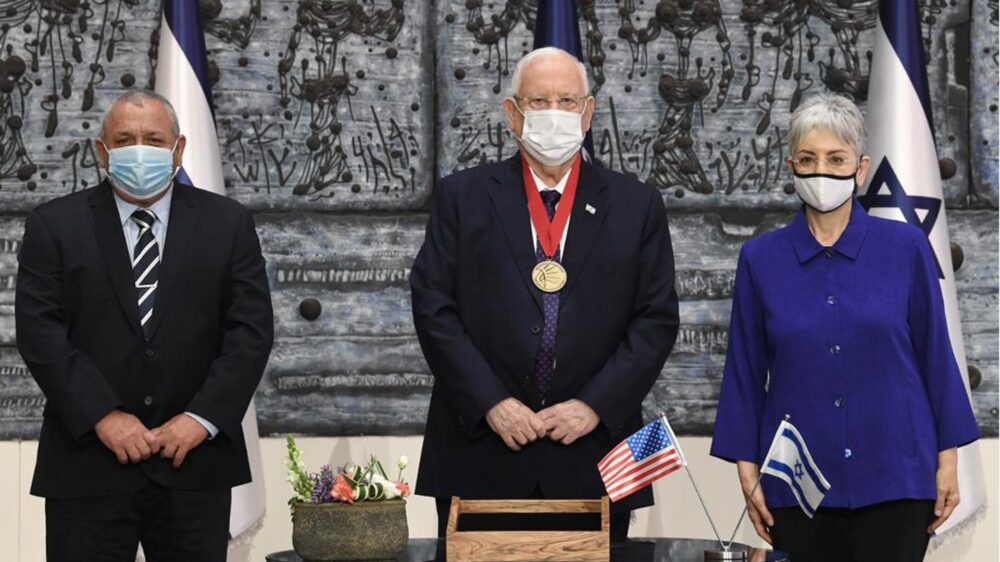 Wegen der Corona-Pandemie nahm Präsident Reuven Rivlin (Mitte) die Medaille nicht in Washington, sondern in seinem Jerusalemer Amtssitz entgegen