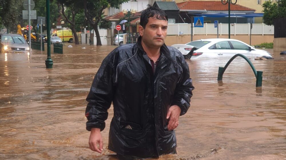 Der Bürgermeister der Stadt Hod HaScharon, Amir Kochavi, macht sich ein eigenes Bild von der Lage