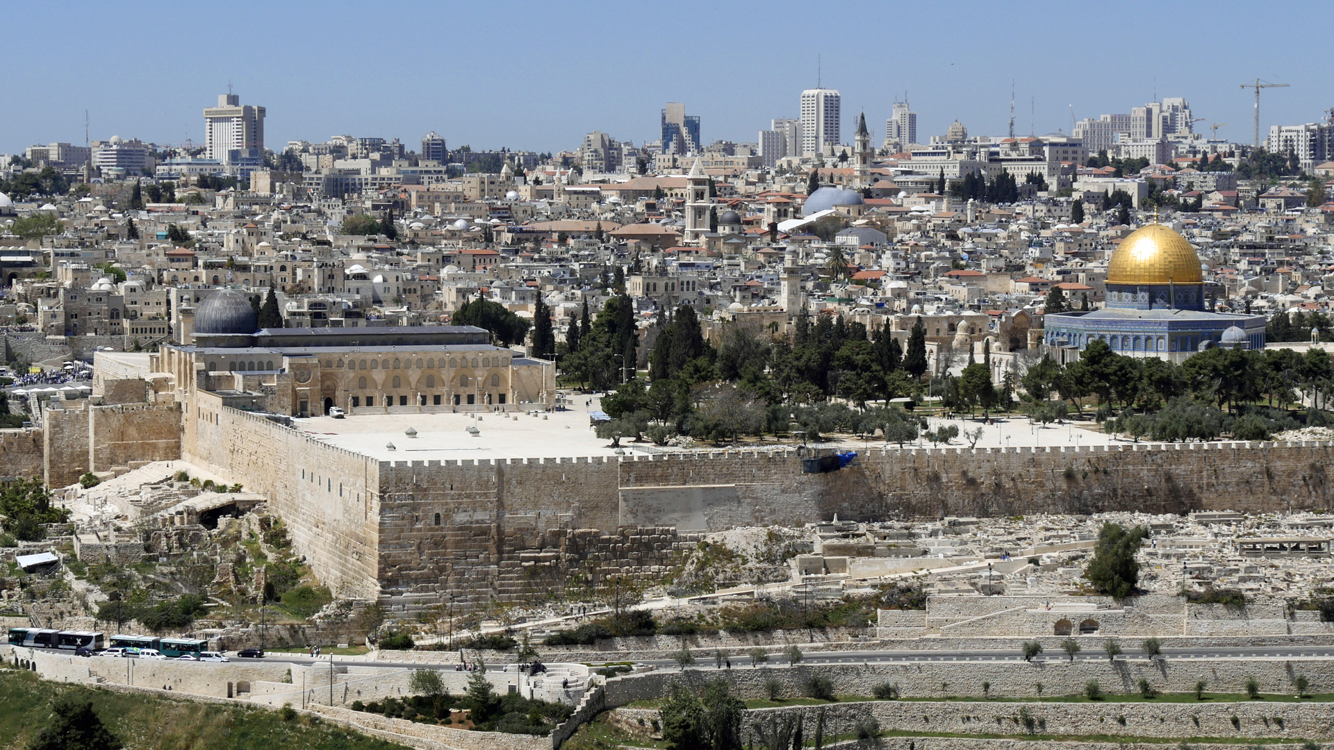 Wo einst die beiden jüdischen Tempel standen stehen heute die Al-Aksa-Moschee (l.) und der Felsendom