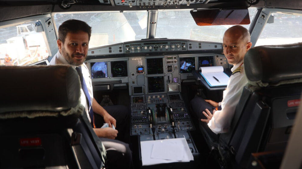 Kapitän Kanaan (l.) und sein Copilot sind bereit für den Flug nach Dubai