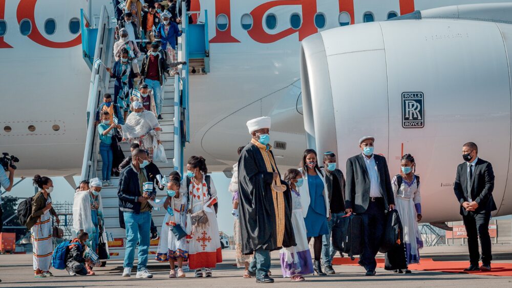 Gemeinsam mit der Einwanderungsministerin Tamano-Schata (blaues Kleid) landen 316 Einwanderer in Israel