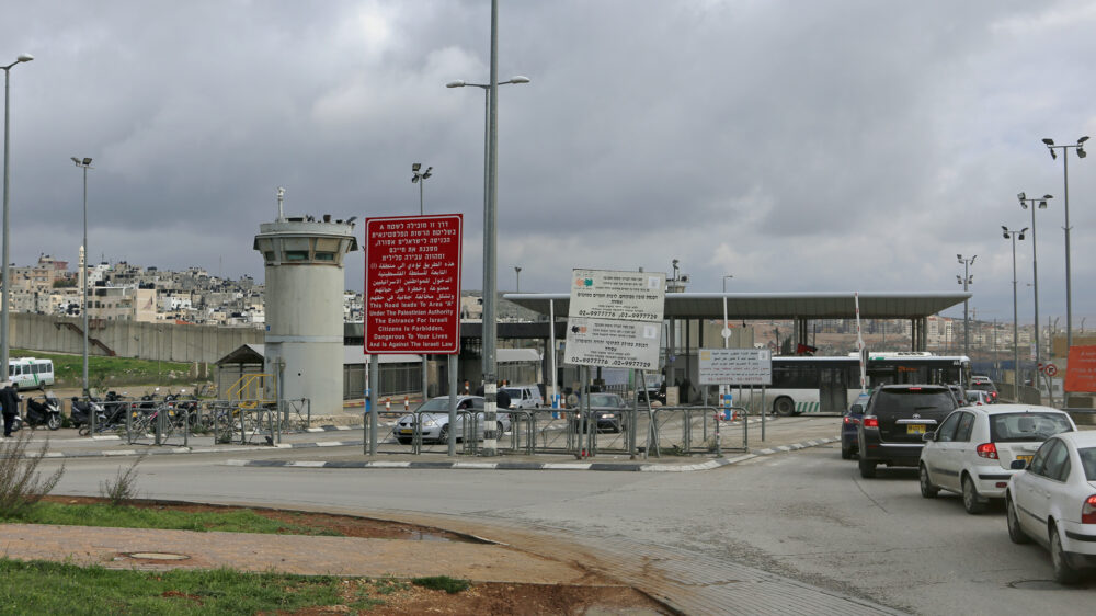 Der nun verstorbene Palästinenser hatte sich in den Bereich des Kalandia-Checkpoints begeben, der Autofahrern vorbehalten ist (Archivbild)