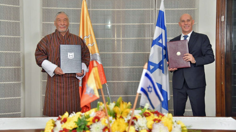 Israels Botschafter in Indien, Ron Malka (r.), und der Botschafter Bhutans in Indien, Vetsop Namgyel, bei der Unterzeichnungszeremonie