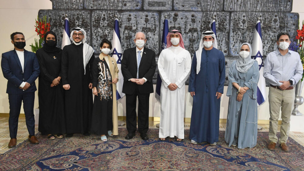 „Weiterer Schritt auf dem Pfad zu warmen Beziehungen“: Präsident Rivlin mit der Delegation aus zwei Golfstaaten