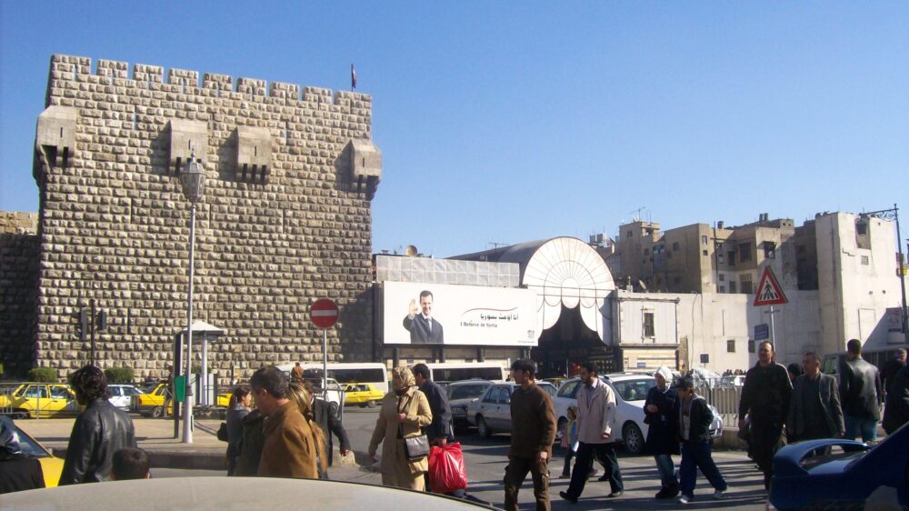 Baschar al-Assad auf einem Poster über dem „Suq al-Hamidije" im Winter 2009. Zwei Jahre vor den ersten Protesten in Syrien hätte niemand diese für möglich gehalten. Der Personenkult um den syrischen Diktator war allgegenwärtig.