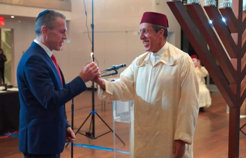 Israels UN-Botschafter Erdan (l.) und sein marokkanischer Kollege Hilale entzünden die achte Kerze zum Chanukka-Fest