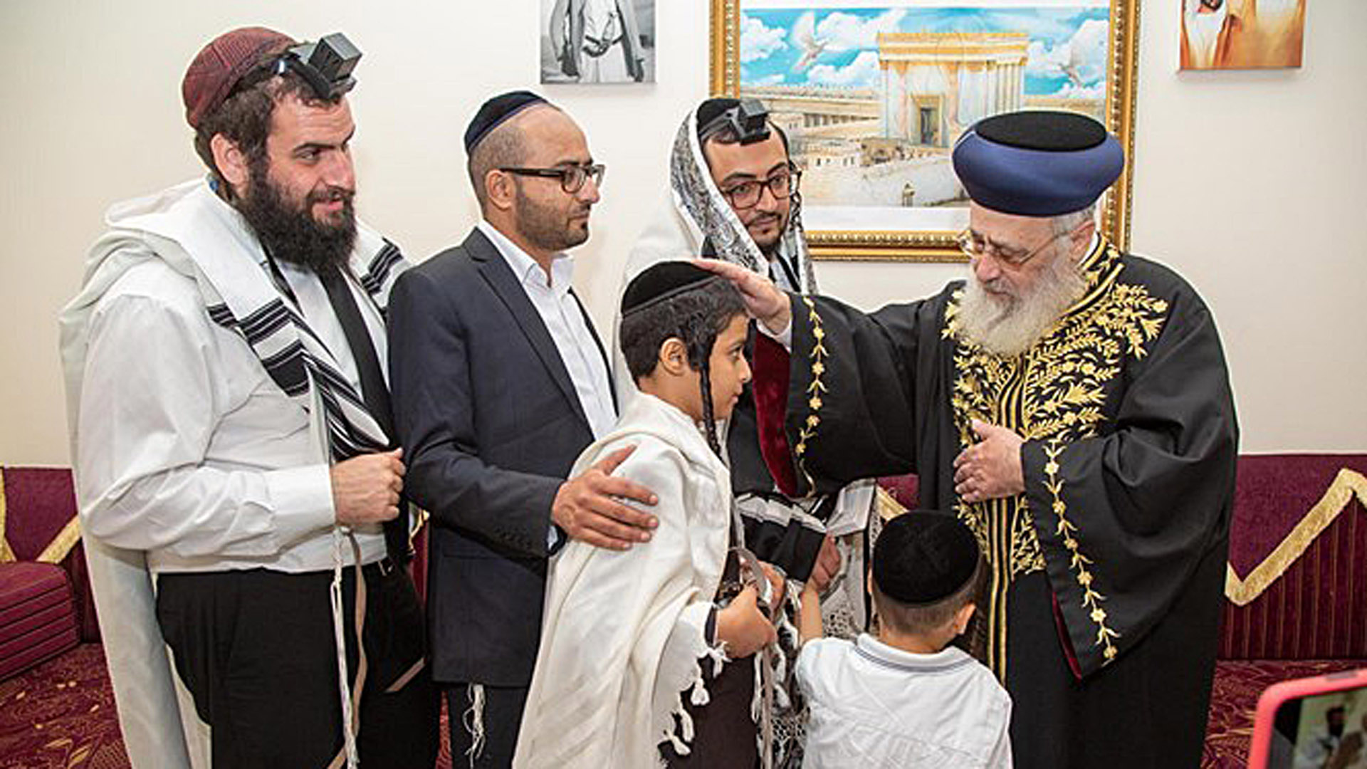 Bei seinem Besuch traf Rabbi Josef auch Mitglieder der jüdischen Gemeinschaft in dem Golfstaat