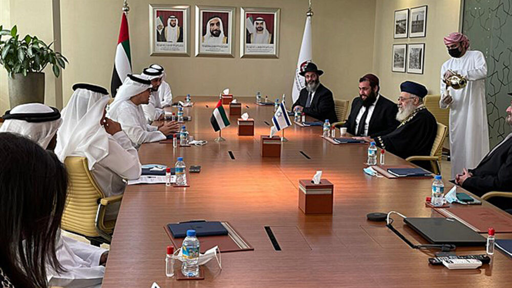 Der israelische Oberrabbiner im Gespräch mit Vertretern der emiratischen Königsfamilie