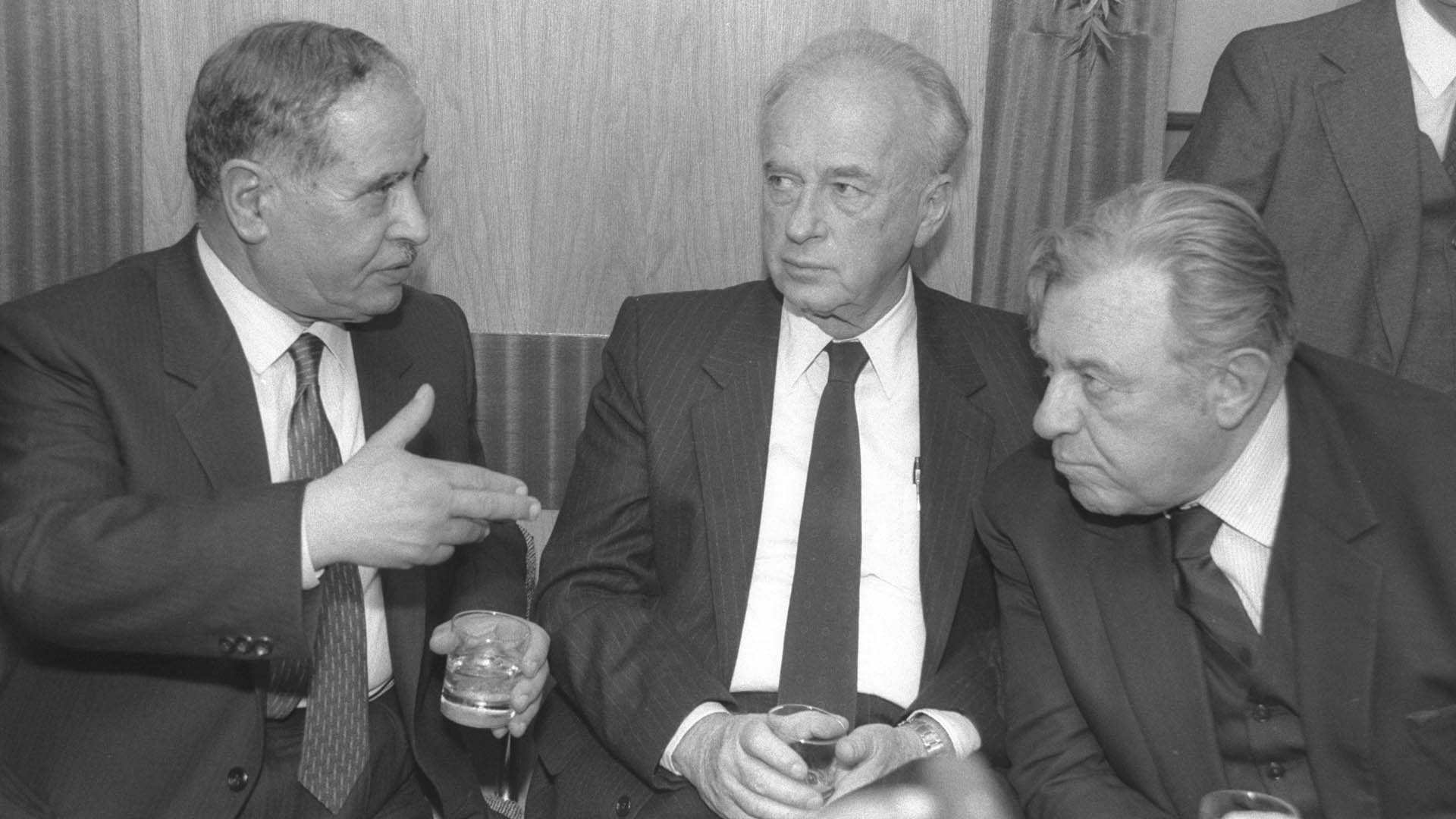 Christliche Feste als Gelegenheit für Gespräche: Der Bürgermeister Bethlehems, Elias Fridsch, unterhält sich mit Rabin (M.), damals noch Verteidigungsminister, und dem Jerusalemer Bürgermeister Teddy Kollek bei einem Empfang am Weihnachtsabend 1985 in Bethlehem