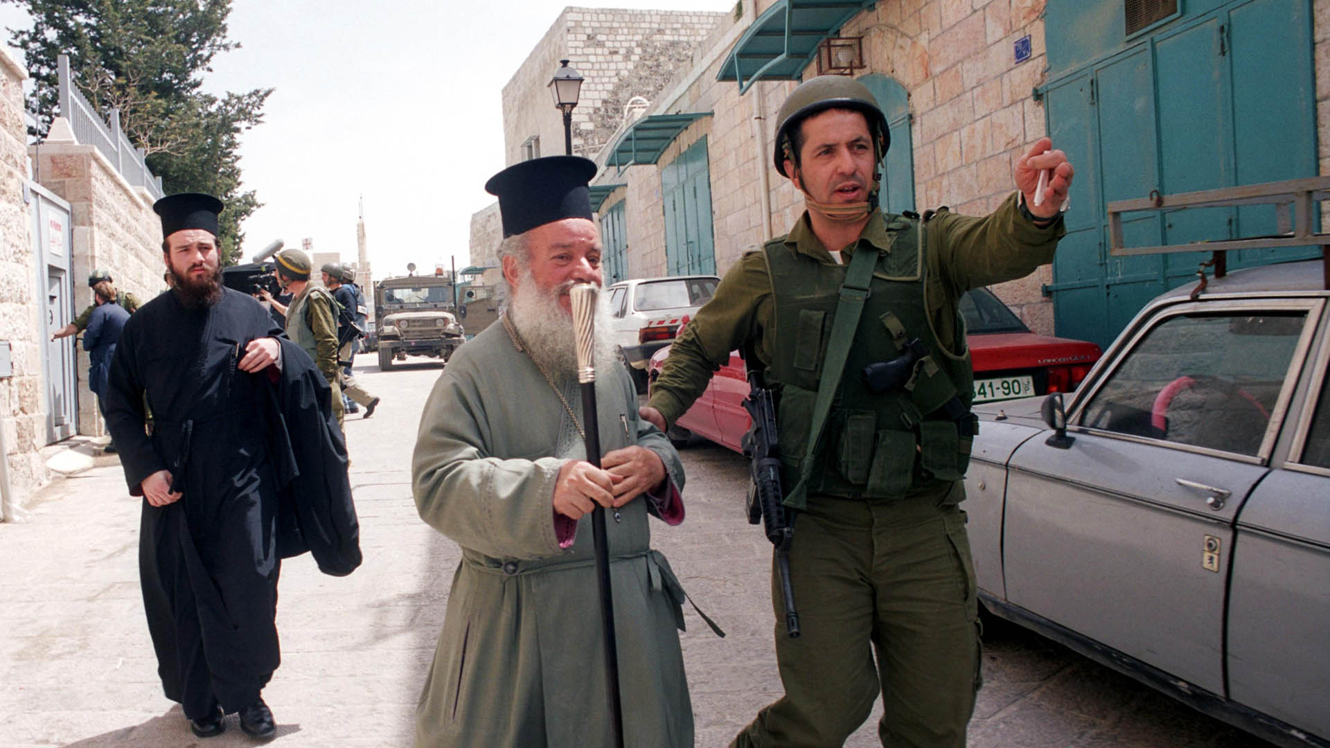 Befreit von palästinensischem Terror: Nach fünfwöchiger Belagerung der Geburtskirche im Frühjahr 2002 evakuiert ein israelischer Soldat einen Priester