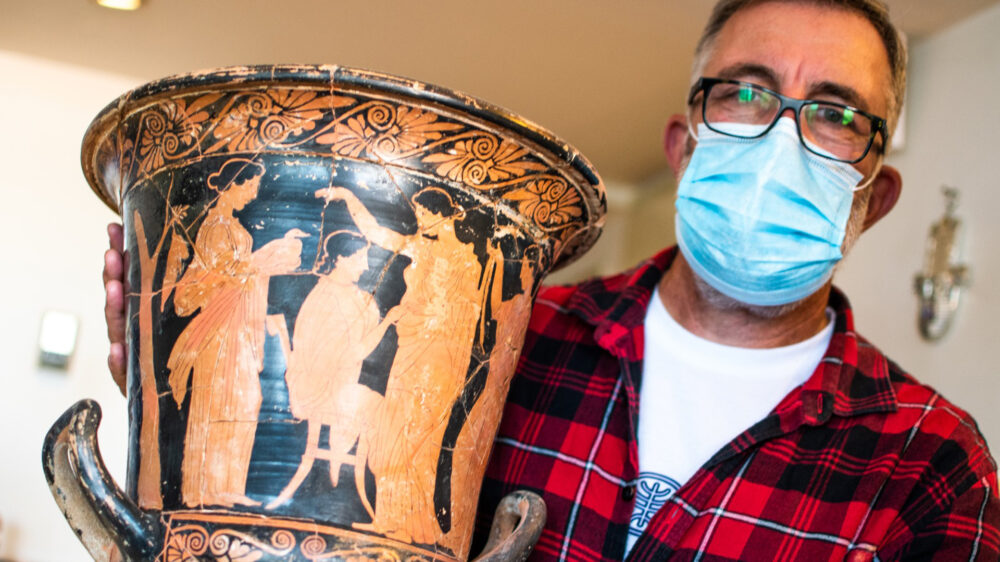 Anti-Diebstahl-Chef Amir Ganor mit griechischer Vase