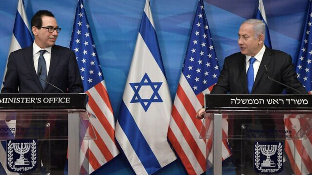 Nach der Unterzeichnung im Sudan traf sich Mnuchin (l.) in Jerusalem mit Netanjahu