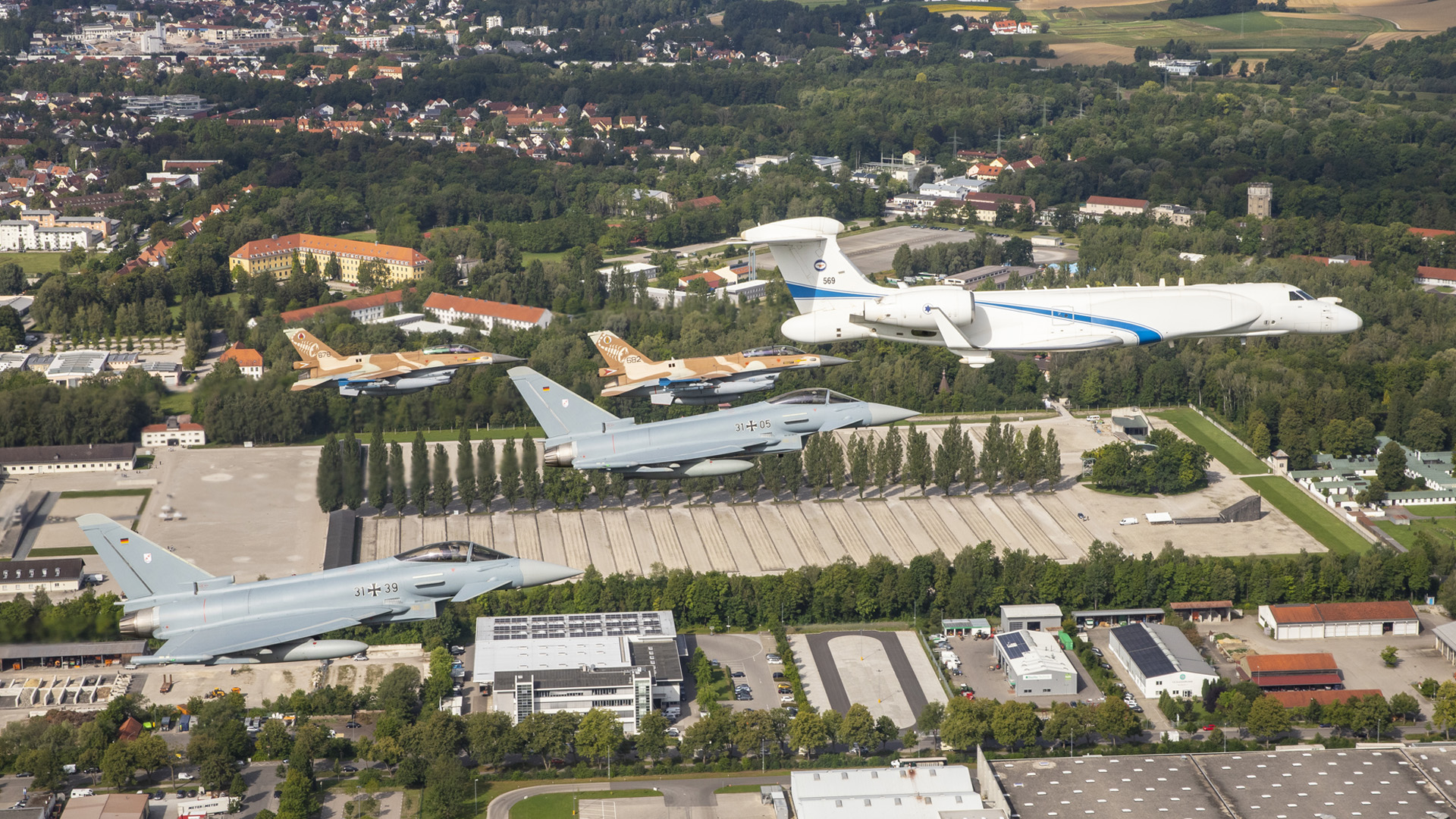 Historischer Flug: Deutsche und israelische Jets überfliegen die KZ-Gedenkstätte Dachau im August 2020