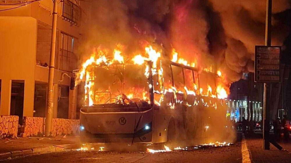 Folge der Ausschreitungen in Bnei Brak: Ein Bus brannte völlig aus