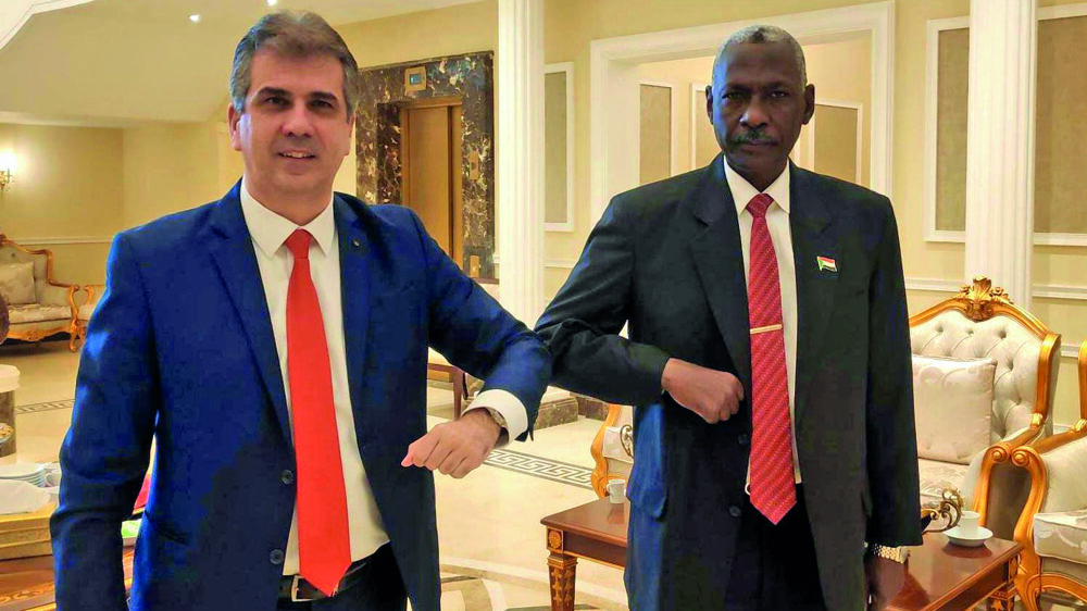 Der israelische Geheimdienstminister Cohen (l.) und der sudanesische Verteidigungsminister Ibrahim beim Corona-Gruß