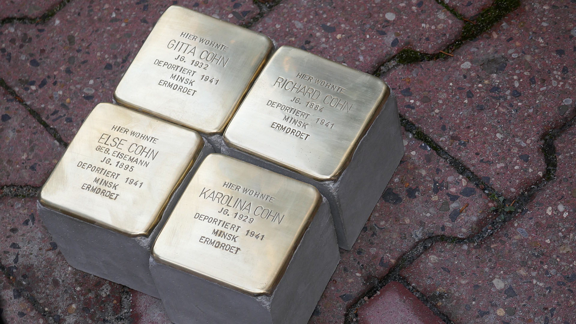 Die vier Stolpersteine warten darauf ...