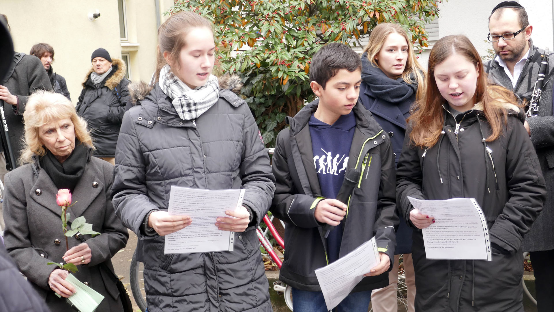 Die drei Schüler der Anne-Frank-Schule – links neben ihnen steht Denise Stanaland mit einer Rose