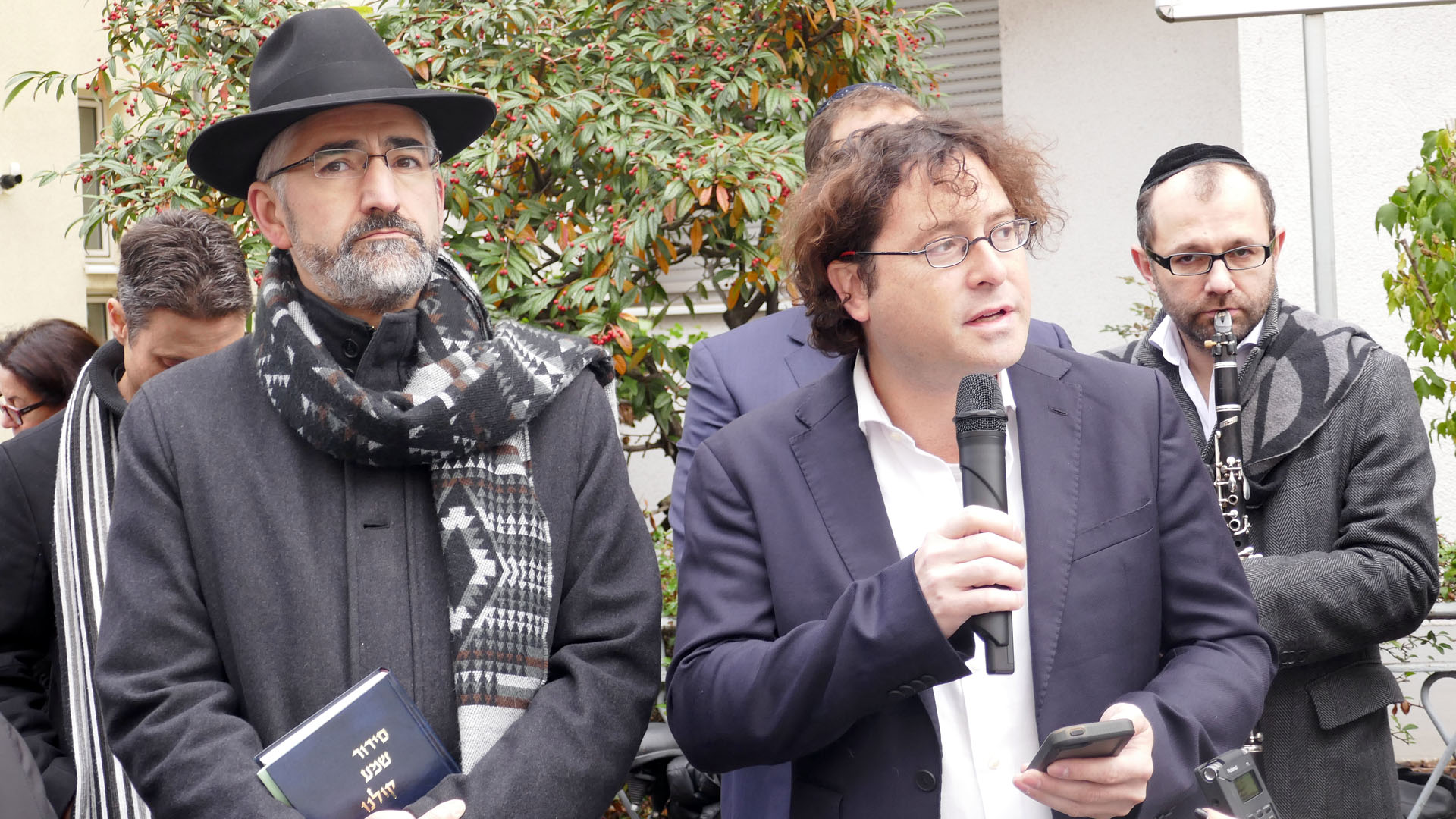 Bevor Rabbi Julian Chaim Soussan das Kaddisch-Gebet spricht, verliest Ahnenforscher Motzen die Namen der ermordeten Mitglieder der Familien Cohn und Eisemann