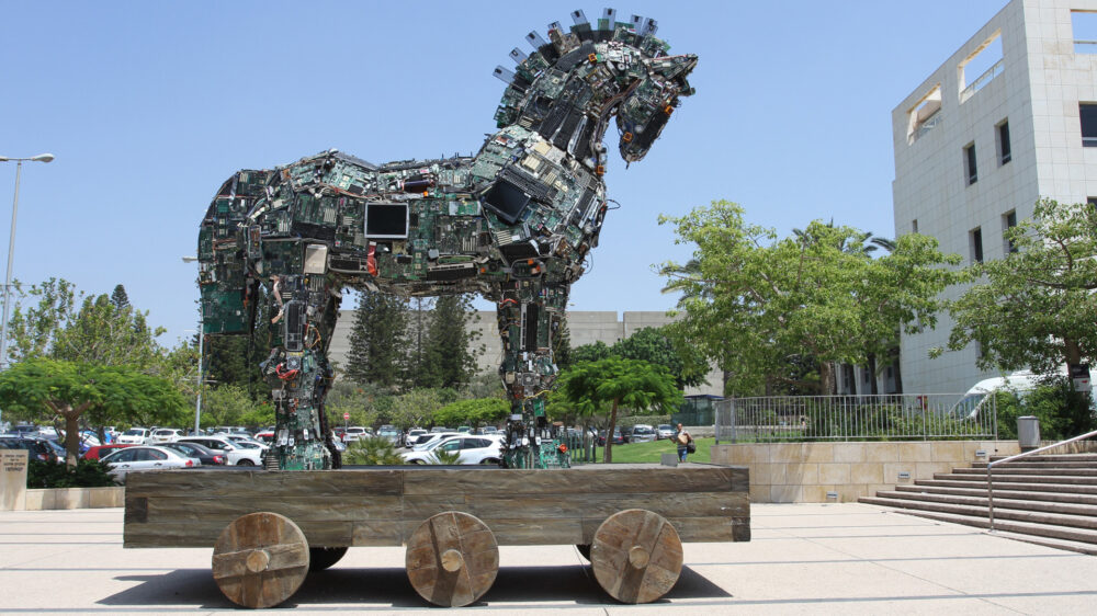Israel hat viel Know-How in der Cybersicherheit. Im Bild: ein „Cyber-Pferd“, das 2016 auf dem Messegelände in Tel Aviv ausgestellt war. Es ist aus technisch defektem Computerzubehör und Mobiltelefonen gebaut.