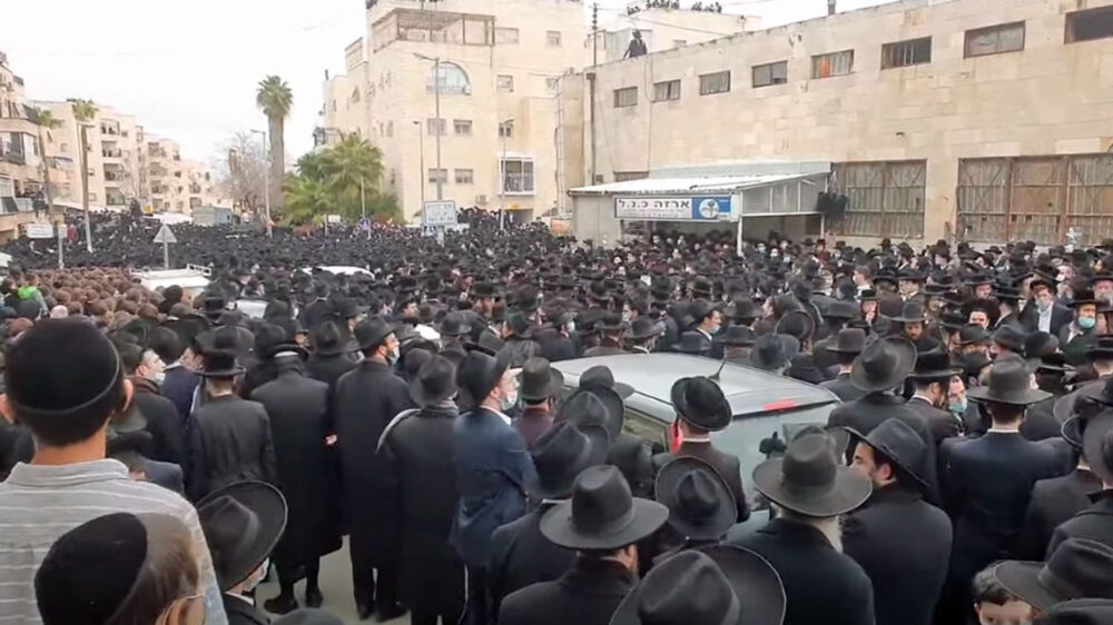 Trotz Versammlungsverbots: Tausende streng-religiöse Juden nahmen am Sonntag in Jerusalem an der Beisetzung zweier Rabbiner teil