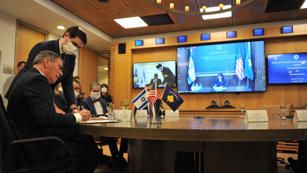 Es geht auch virtuell: Aschkenasi und Haradinaj beim Unterzeichnen der Abkommen