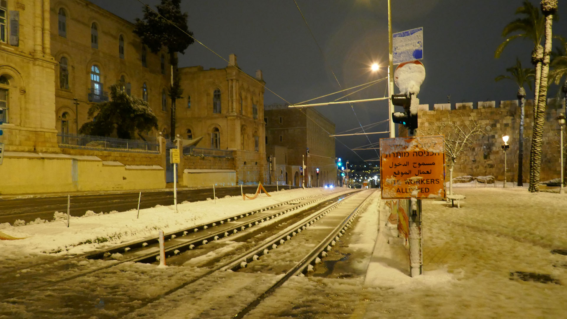 Trotz des Schnees konnte die Jerusalemer Straßenbahn ihre Fahrten am Morgen wie geplant wieder aufnehmen