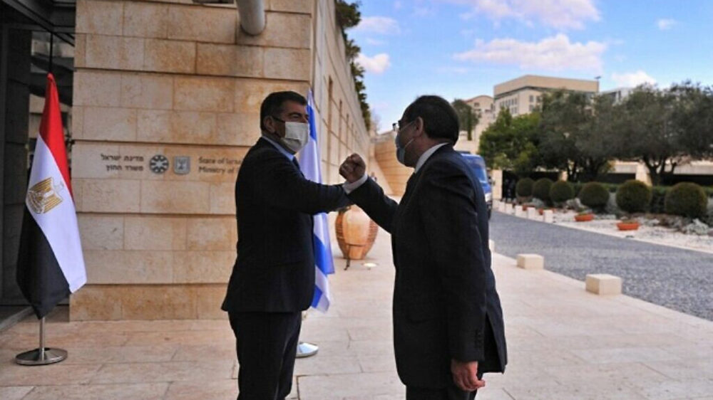 Israels Außenminister Aschkenasi (l.) begrüßt Ägyptens Minister für Brennstoffe, El-Molla, in Jerusalem