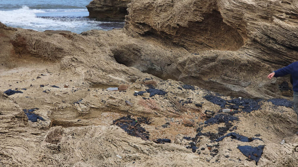 Die Küste Israels ist mit Ölklumpen verschmutzt – eine Reinigung ist aufwändig