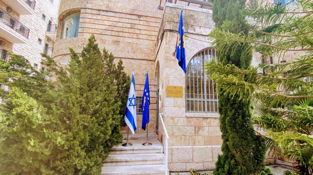 Der Kosovo zeigt Flagge in Jerusalem