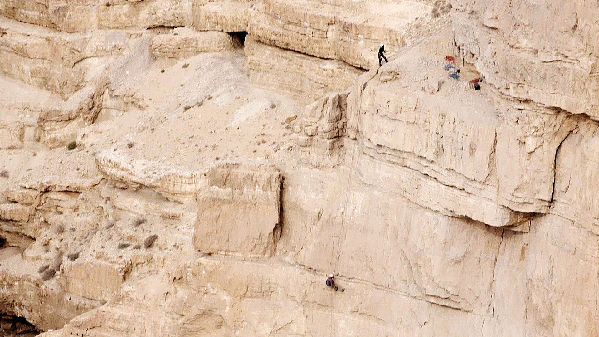 Archäologen verschaffen sich mit Seilen den Zugang zur Höhle des Schreckens