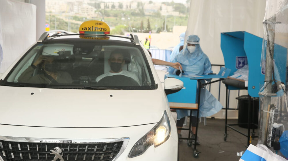 Damit keine Stimme verloren gehe: Menschen in Quarantäne nutzten Wahllokale zum Durchfahren