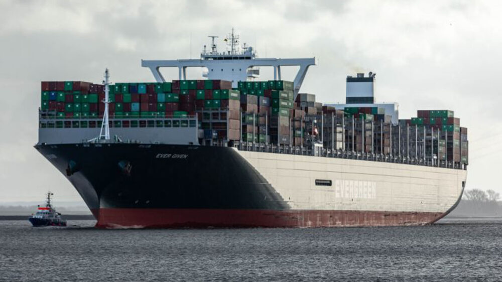 Freie Fahrt derzeit nicht möglich: Das Containerschiff „Ever Given“ blockiert den Suezkanal (Archivbild)