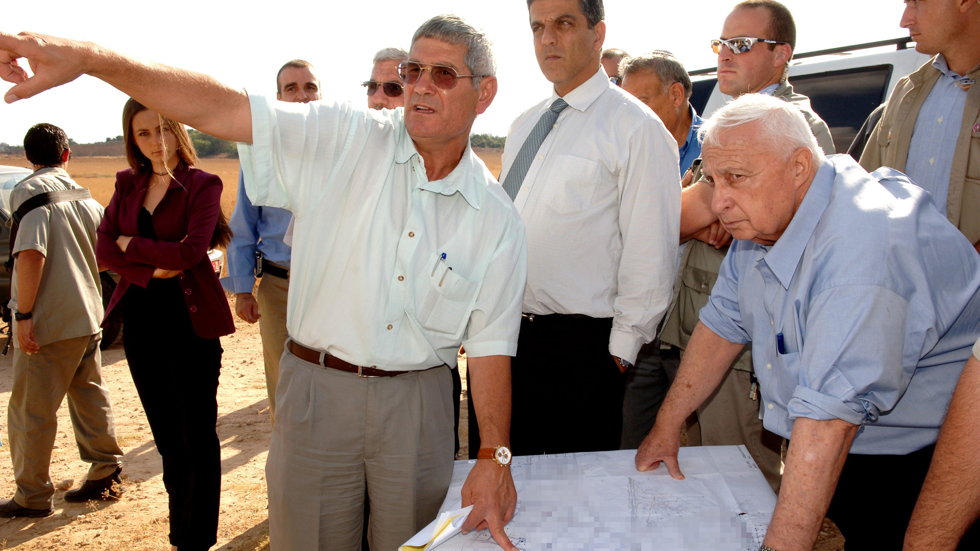 Premierminister Ariel Scharon (r.) lässt sich im Juli 2005 zeigen, wo die evakuierten Siedler künftig wohnen sollen.