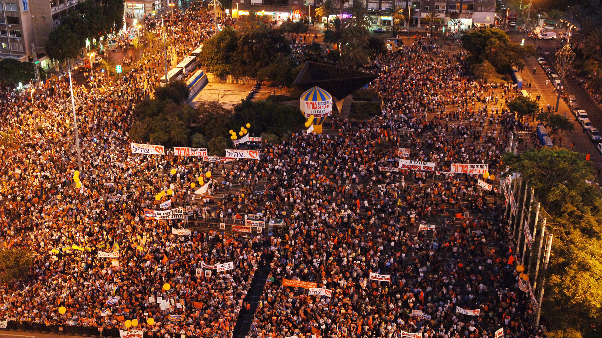 Mehrfach demonstrierten zehntausende Menschen gegen den Abkopplungsplan, wie hier am 11. August 2005 auf dem Rabin-Platz in Tel Aviv.