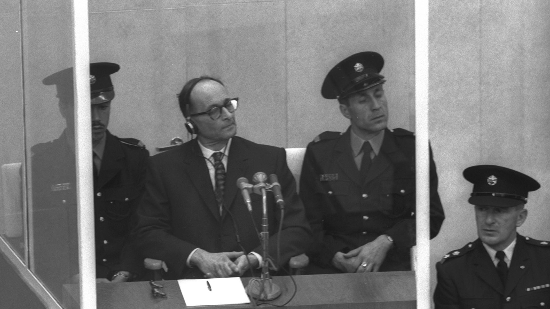 „Hanswurst“: Adolf Eichmann hinter kugelsicherem Glas im Jerusalemer Gerichtssaal