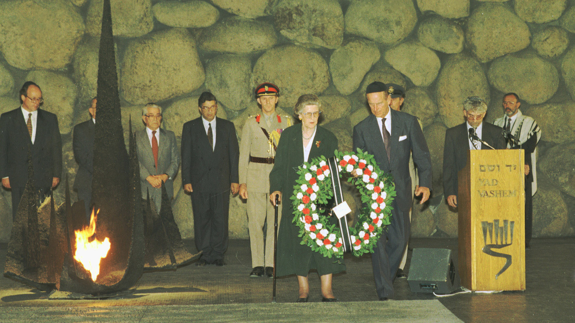 „Ergreifendes Denkmal“: 1994 legt der Prinz mit seiner Schwester einen Gedenkkranz in der Halle der Erinnerung in Yad Vashem nieder