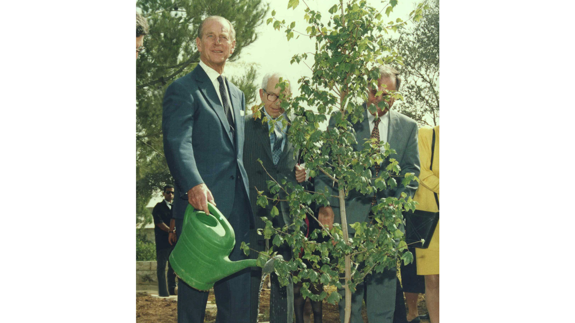 Der Prinz pflanzt auch einen Baum für seine Mutter Alice, anerkannt als „Gerechte unter den Völkern“
