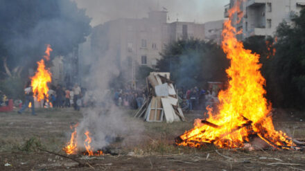 Lagerfeuer sind an Lag BaOmer beliebt – doch die Brandschutzbehörde mahnt auch in diesem Jahr zur Vorsicht