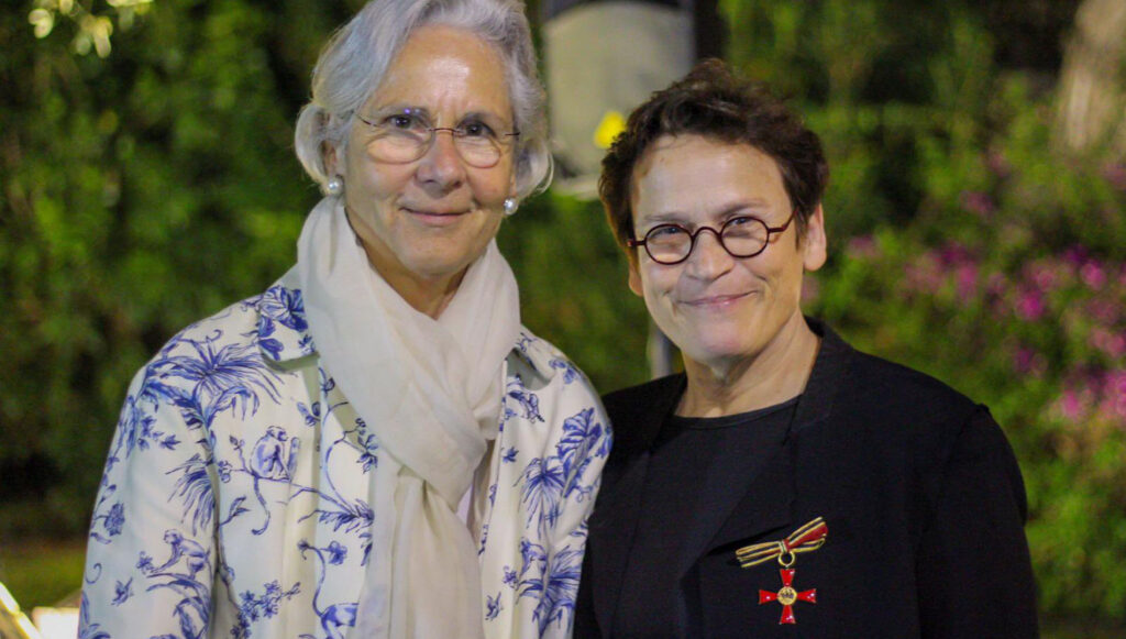 Botschafterin Wasum-Rainer und Fotografin Kahana nach der Verleihung des Bundesverdienskreuzes