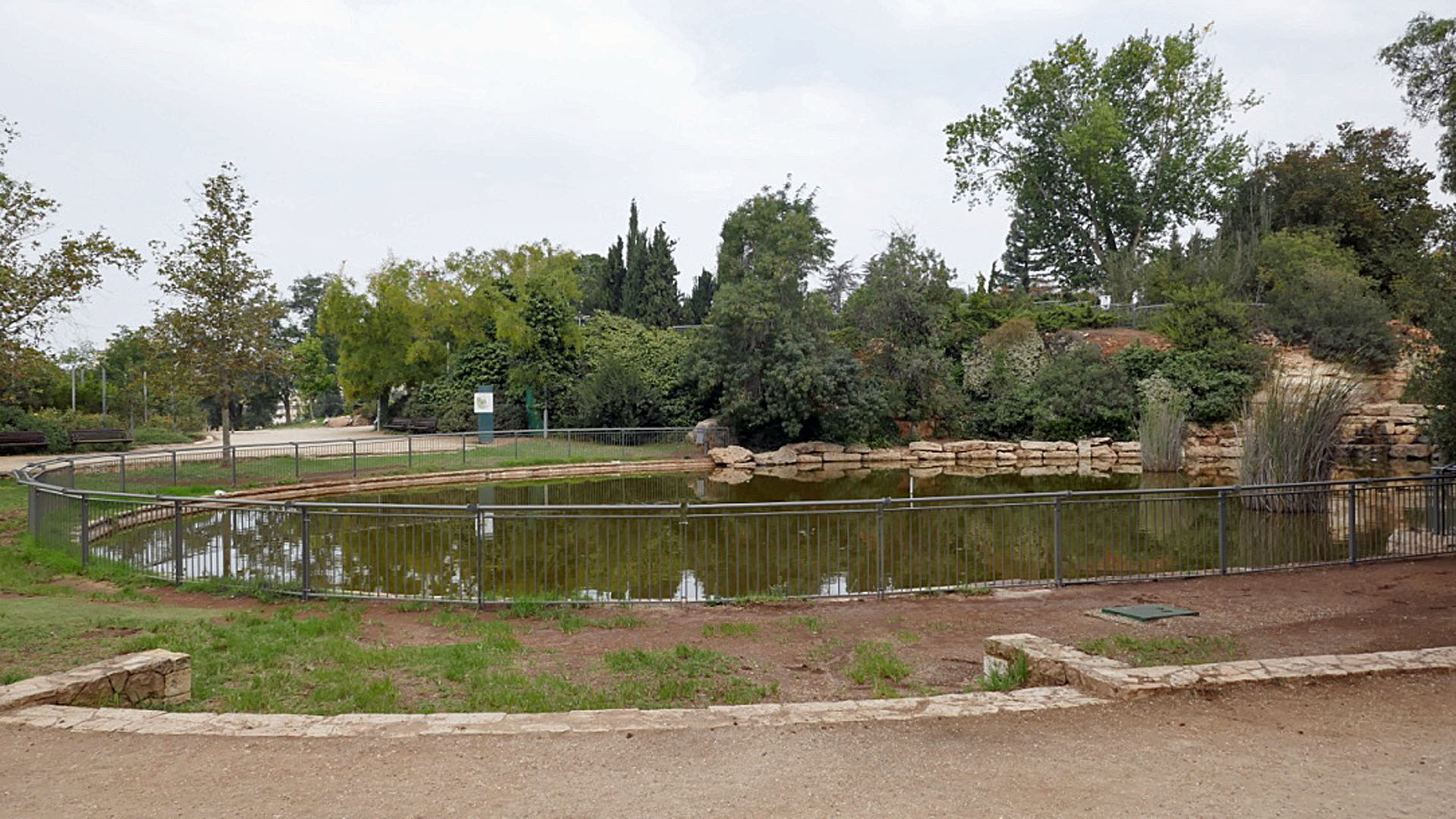Am Neujahrsfest besuchen viele Jerusalemer Juden diesen Teich, um symbolisch ihre Sünden abzuladen