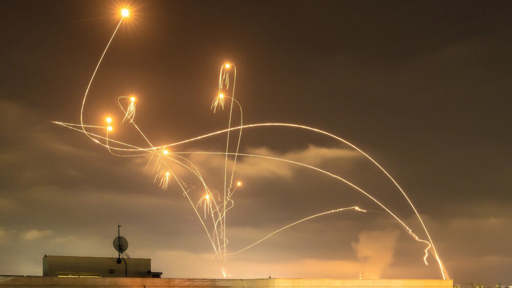 Feuriger Himmel über Aschkelon: Das Raketenabwehrsystem Eisenkuppel fing viele Geschosse aus dem Gazastreifen ab