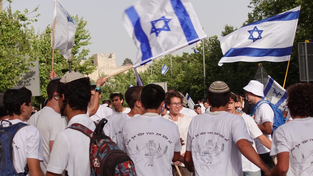 Um die Einheit Jerusalems zu feiern, kommen Tausende von Jugendlichen zum Singen und Tanzen nach Jerusalem