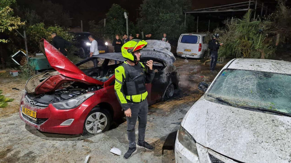 Zerstörung nach einem Raketentreffer bei Lod, der zwei arabische Israelis tötete