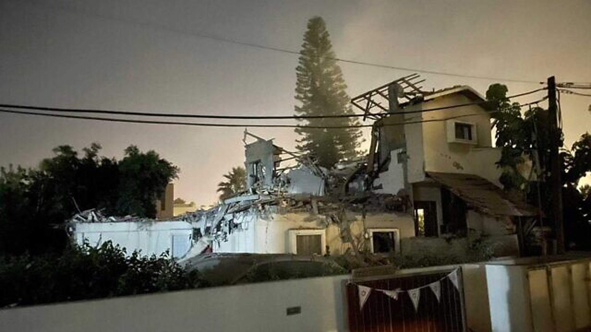 Zerstörerischer Terror: Eine Rakete hat ein Wohnhaus in Jehud bei Tel Aviv zerstört