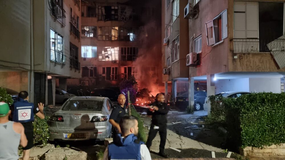 Einsatzkräfte bei einem zerstörten Gebäude in Petach Tikva
