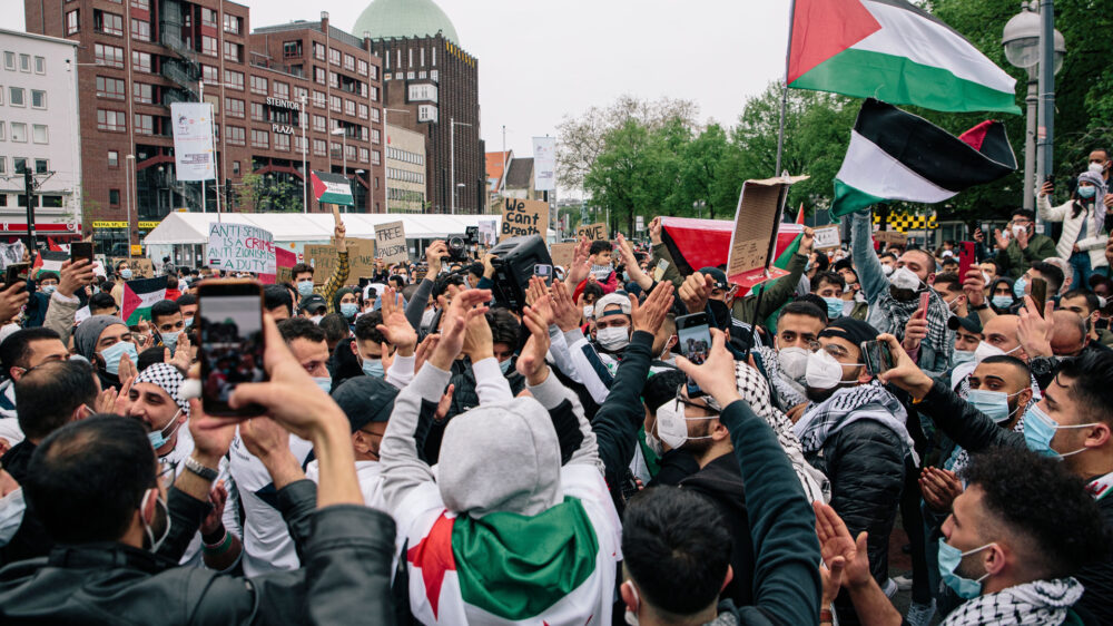 In Deutschland gehen Menschen mit Palästina-Fahnen gegen Israel und auch explizit gegen Juden auf die Straße, wie hier in Hannover