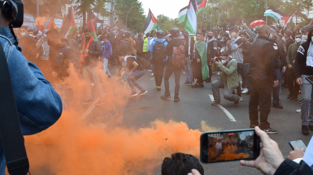 Bei der Demonstration wurde immer wieder Pyrotechnik gezündet