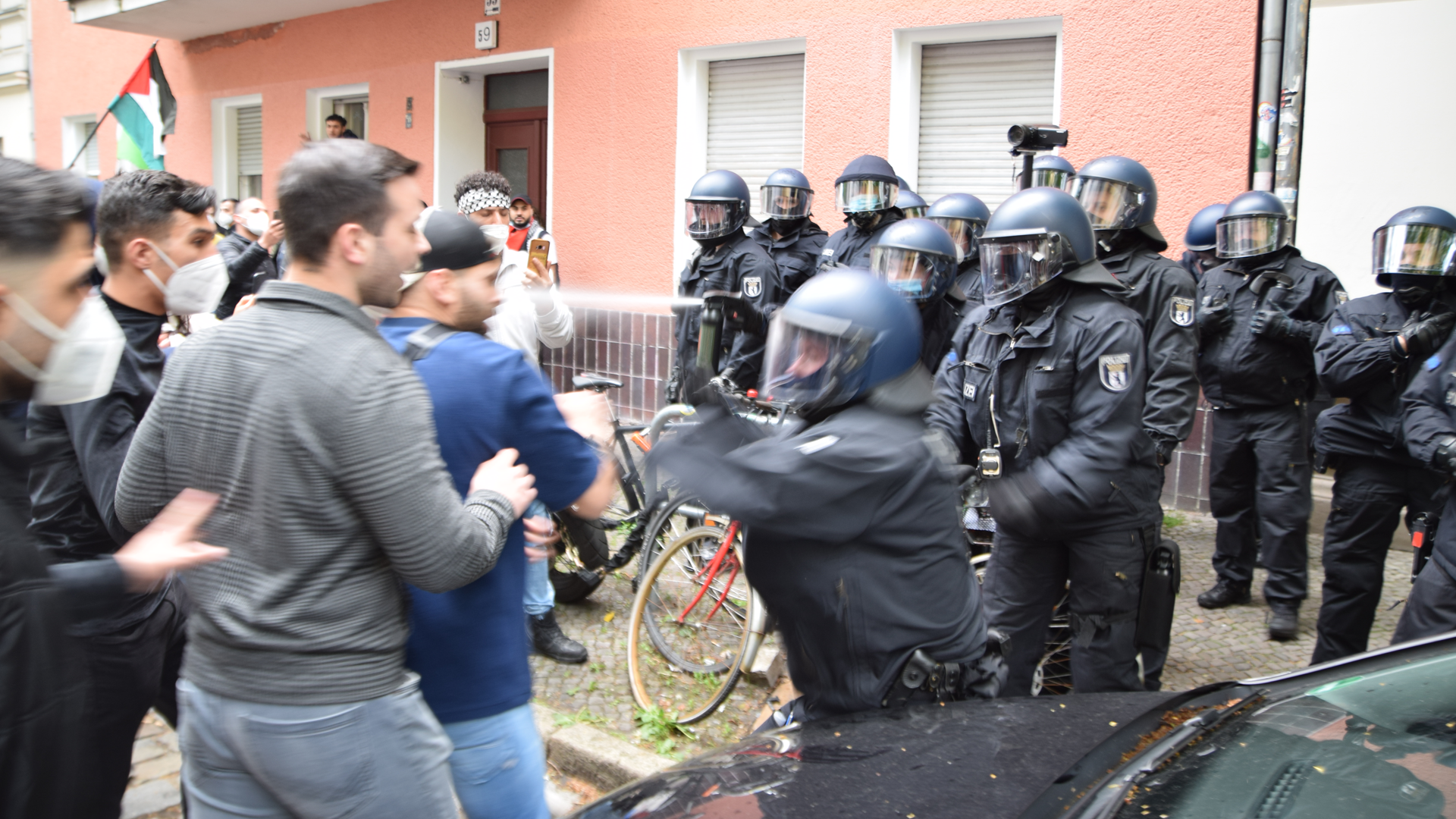 Auch Stunden nach Auflösung der Demonstration kam es zu gewaltsamen Auseinandersetzungen. Die Polizei setzte sich mit Pfefferspray zur Wehr.